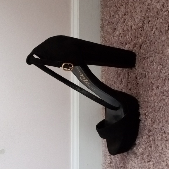 The So Me shoes are black and goes with anything and the size is a 6. - Picture 4 of 6